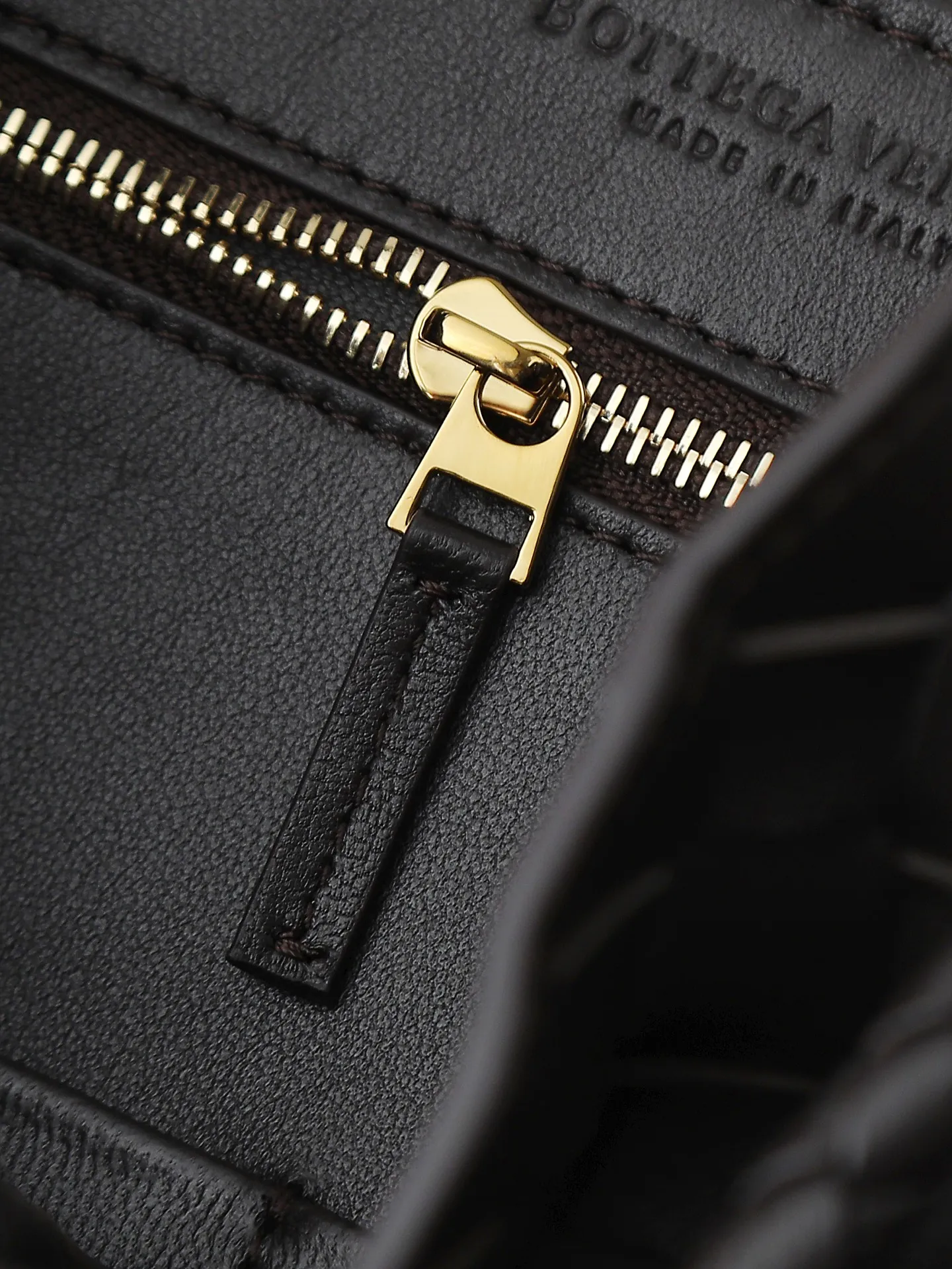 1550. Andiamo is shipping‼ ️Really popular🔥The new Andiamo woven handbag launched by Bottega Veneta this season is really popular all over the world! ! Celebrities at home and abroad have worn it, and Oscar-winning actress Michelle Yeoh has taken it out on the street. Song Jia, Trai Yala, Yu Feihong, Sanji Ayaka, Rosie Hunting-Whiteley, Yoshioka Riho, etc. have all worn this bag. It is classic and versatile and shows off your temperament, and the bag capacity is also large, which is very convenient for daily commuting! ! A variety of carrying methods, the shoulder straps can be adjusted by yourself, the original lambskin feels soft and delicate, and the unisex style breaks gender boundaries and brings a more practical and longer-lasting use experience. Andiamo, which has both elegant and casual styles, perfectly interprets the true appearance of "fashionable old money style". Style number: 766016 Size: 32*24*12